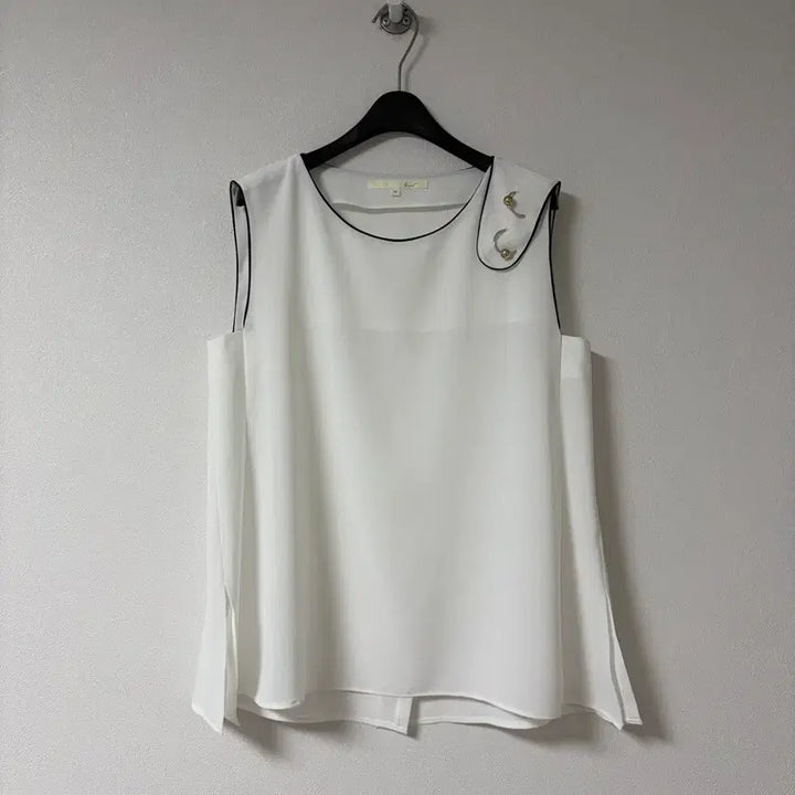 [BUNJANG] G-Cut Sleeveless Blouse / 지컷 민소매 블라우스