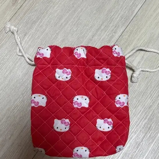 [BUNJANG] Hello Kitty Quilted Pouch Red / 키티 퀼팅 파우치 레드 키티파우