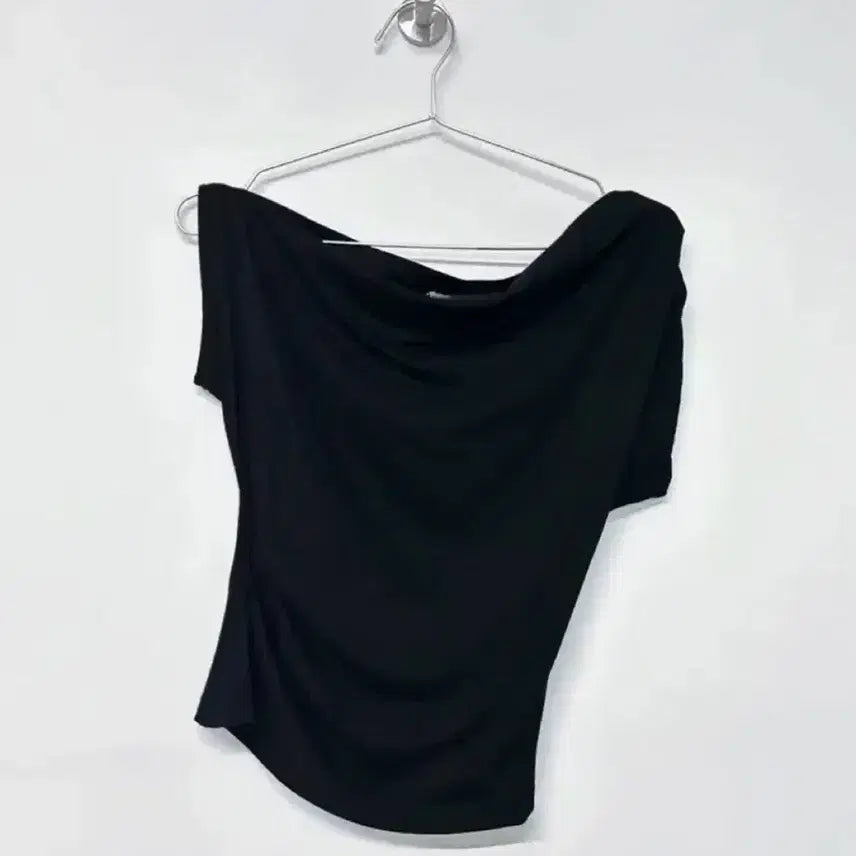 [BUNJANG] Twisted Off-Shoulder Shirring T-Shirt / 여름 언발란스 트위스트 티 오프숄더 티 셔링 티