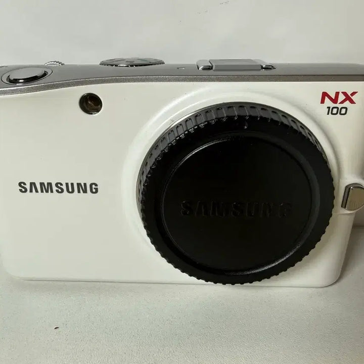 [BUNJANG] Samsung NX100 Mirrorless Camera with 20-50mm Lens Set / 민트급 삼성 NX 100 20-50mm 렌즈 세트