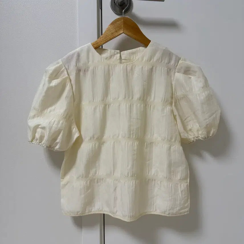 [SOLD OUT] 퍼프블라우스 크림