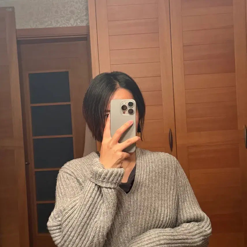 [BUNJANG] Acne Studios Grey V-Neck Knit Sweater / 아크네 스튜디오 그레이 브이넥 니트/ 스웨터