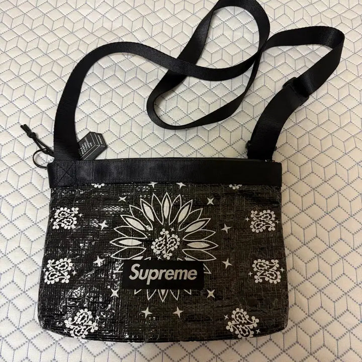 [BUNJANG] Supreme Bandana Tarp Side Bag Black / 슈프림 반다나 타프 사이드백 블랙