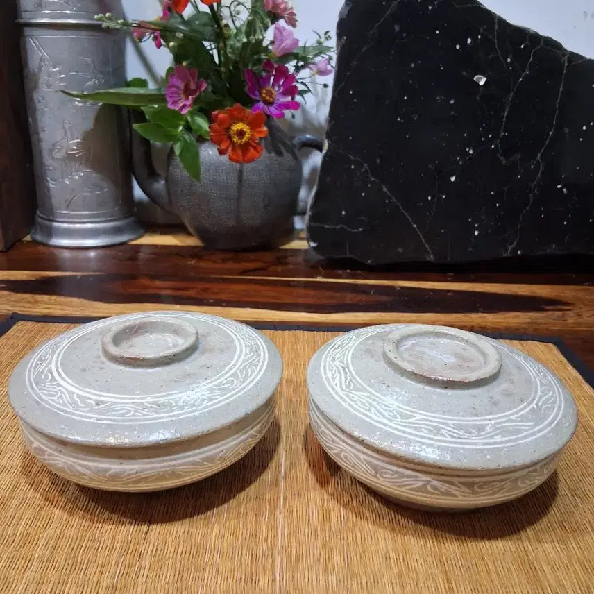 [BUNJANG] Jangjakama Baek Sanggam Buncheong Dasi Ggeureut (2-Piece Set) / 장작가마 백상감분청 다식그릇 다식합2점