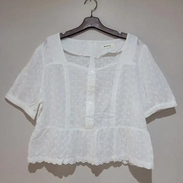 [BUNJANG] Romistory Punching Lace Blouse / 로미스토리 펀칭 레이스 블라우스