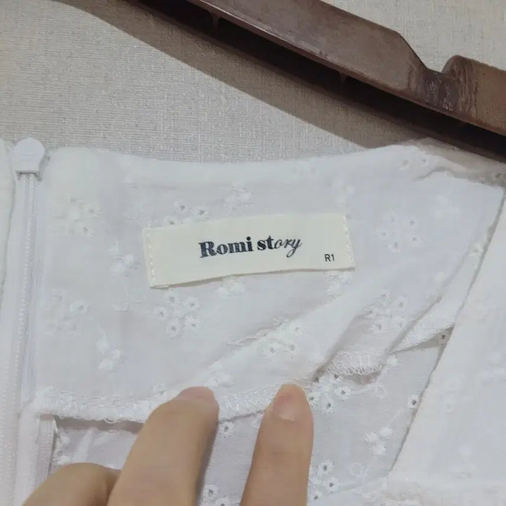 [BUNJANG] Romistory Punching Lace Blouse / 로미스토리 펀칭 레이스 블라우스