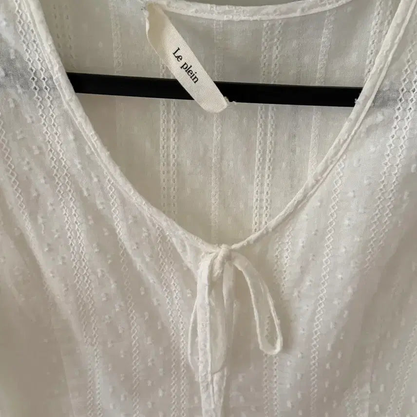 [BUNJANG] Le Plain Eyelet Blouse / 르플레인 아일렛 블라우스 1회착