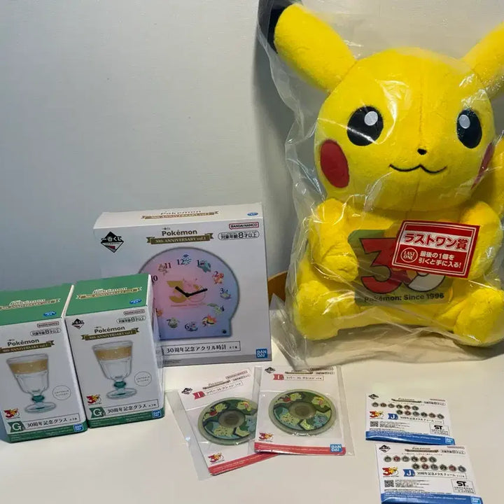 [BUNJANG] Pokemon 30th Anniversary Lottery Set / 포켓몬 30주년 쿠지세트 (라스트원상인형,a상시계,g상컵2개,키링2개등등
