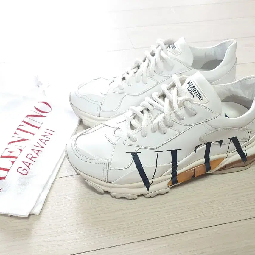 [BUNJANG] Valentino Big Logo Leather Sneakers / 여230발렌티노 스니커즈