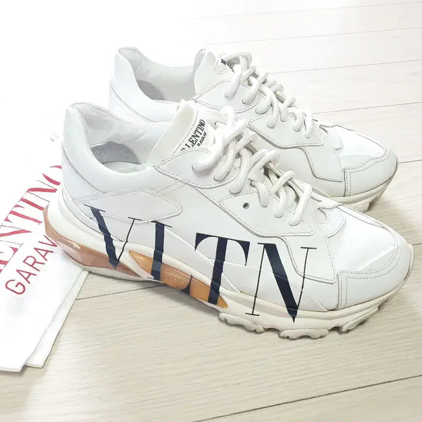 [BUNJANG] Valentino Big Logo Leather Sneakers / 여230발렌티노 스니커즈