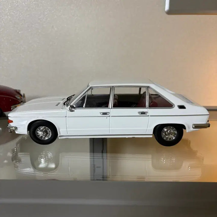 [BUNJANG] KK Scale 1:18 Tatra 613 (1979) / KK Scale 1:18 Tatra 613 1979