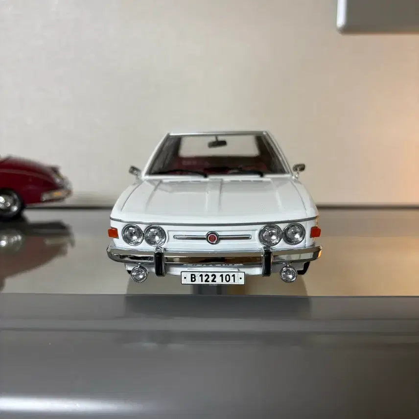 [BUNJANG] KK Scale 1:18 Tatra 613 (1979) / KK Scale 1:18 Tatra 613 1979