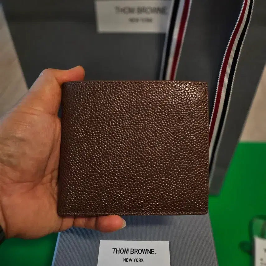 [SOLD OUT] (새상품) 톰브라운 브라운 반지갑 롯데구매 새상품 선물