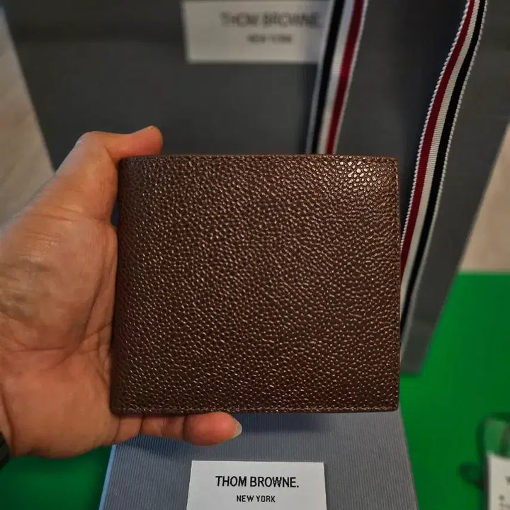 [SOLD OUT] (새상품) 톰브라운 브라운 반지갑 롯데구매 새상품 선물