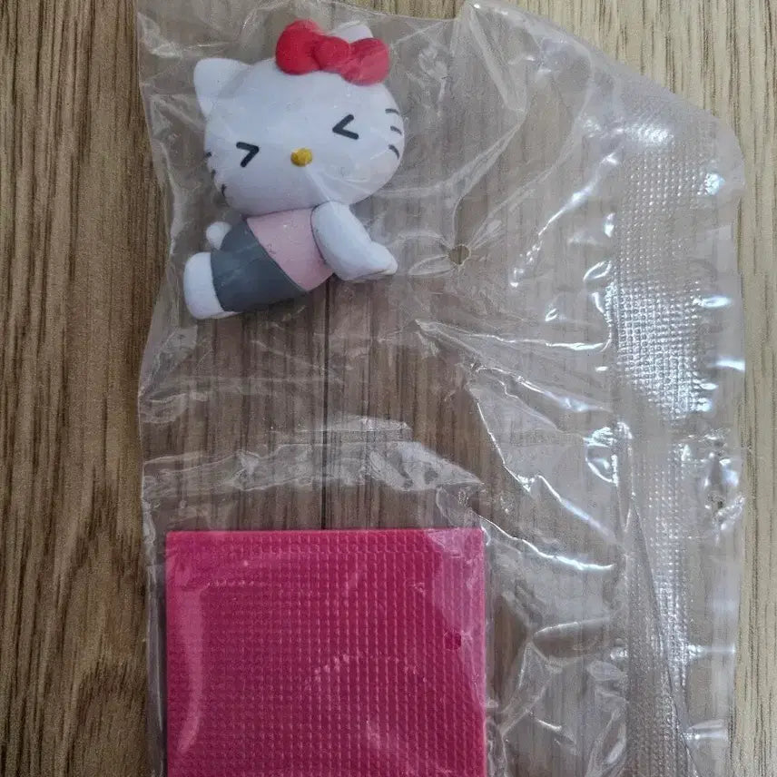 [SOLD OUT] 헬로키티 피규어 핑크 매트 포함 가챠