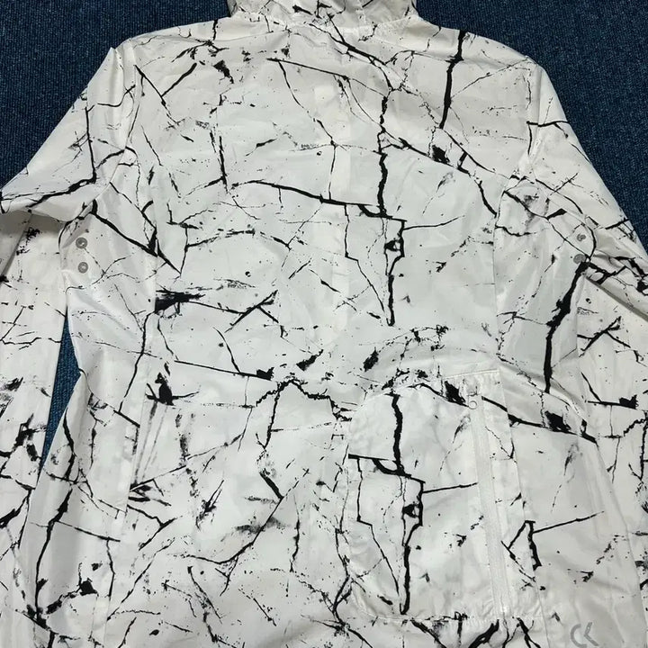 [BUNJANG] Calvin Klein Windbreaker Jacket (Size M) / 캘빈클라인 바람막이 M
