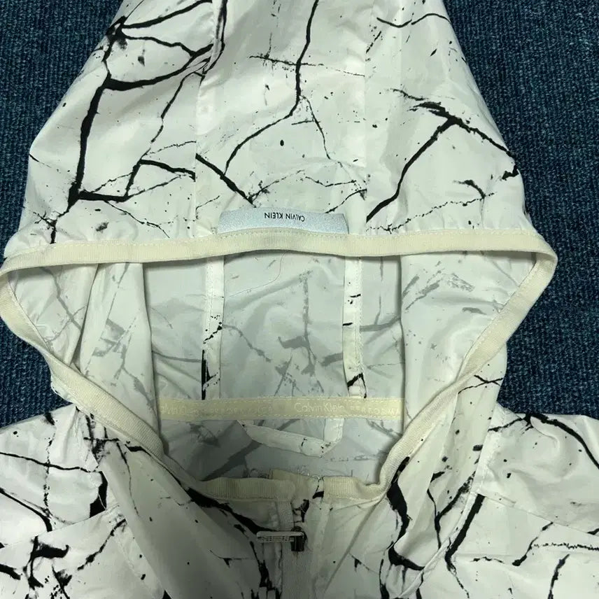 [BUNJANG] Calvin Klein Windbreaker Jacket (Size M) / 캘빈클라인 바람막이 M