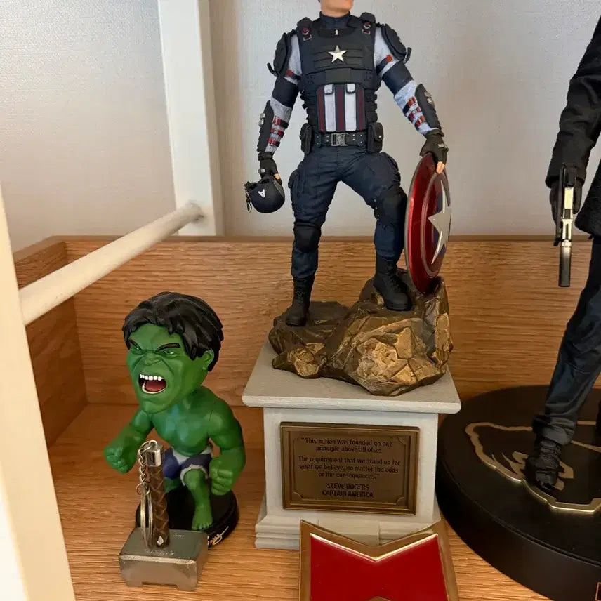 [BUNJANG] Marvel Avengers Captain America Figure with Hulk / 마블 어벤져스 캡틴아메리카 피규어 헐크 포함