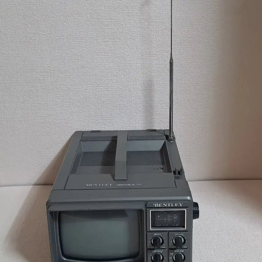 [BUNJANG] Retro Black and White Portable Television / 레트로 [ 흑백 텔레비전 ] 근대사 소형TV 인테리어 장식품