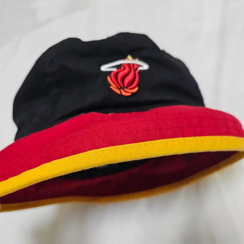 [BUNJANG] New Era Miami Heat Bucket Hat Black Red Yellow M / 뉴에라 마이애미 히트 버킷햇 블랙 레드 옐로우 M