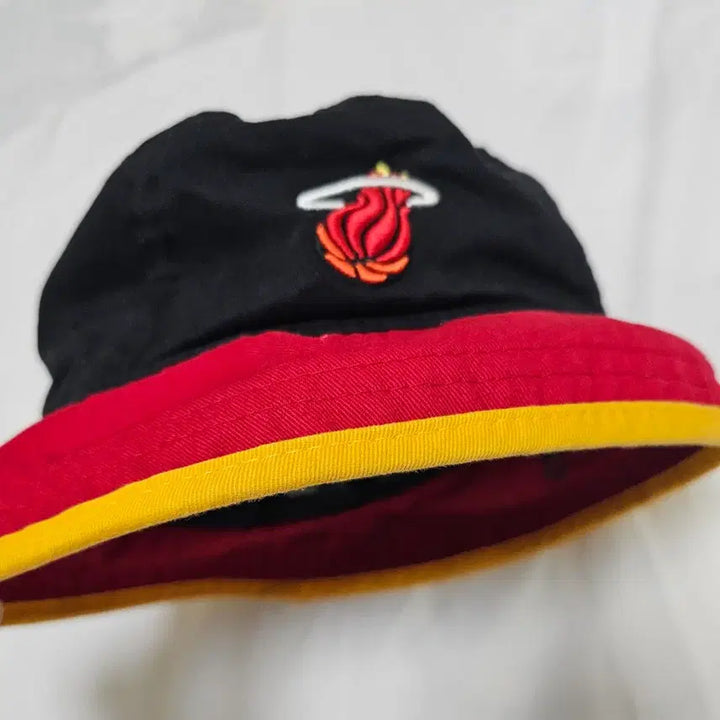 [BUNJANG] New Era Miami Heat Bucket Hat Black Red Yellow M / 뉴에라 마이애미 히트 버킷햇 블랙 레드 옐로우 M