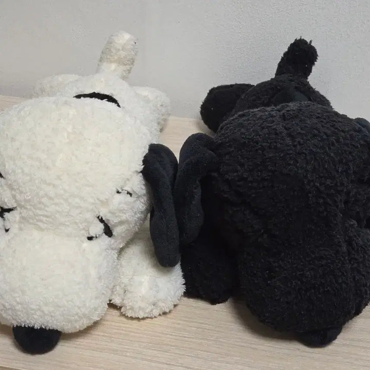 [BUNJANG] Uniqlo x Peanuts x KAWS Snoopy Plush Doll (Black/White) / 유니클로 x 스누피 x 카우스 인형 (블랙/화이트)
