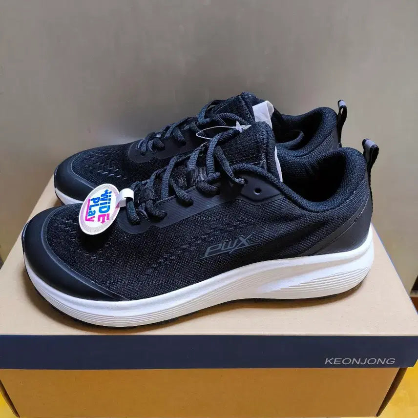 [BUNJANG] Pro-World Cup Summer Lightweight Breathable Wide-Fit Patent Sneakers (275) / (새상품)275 여름 경량 통기성 발볼 넓은 특허 운동화 프로월드컵