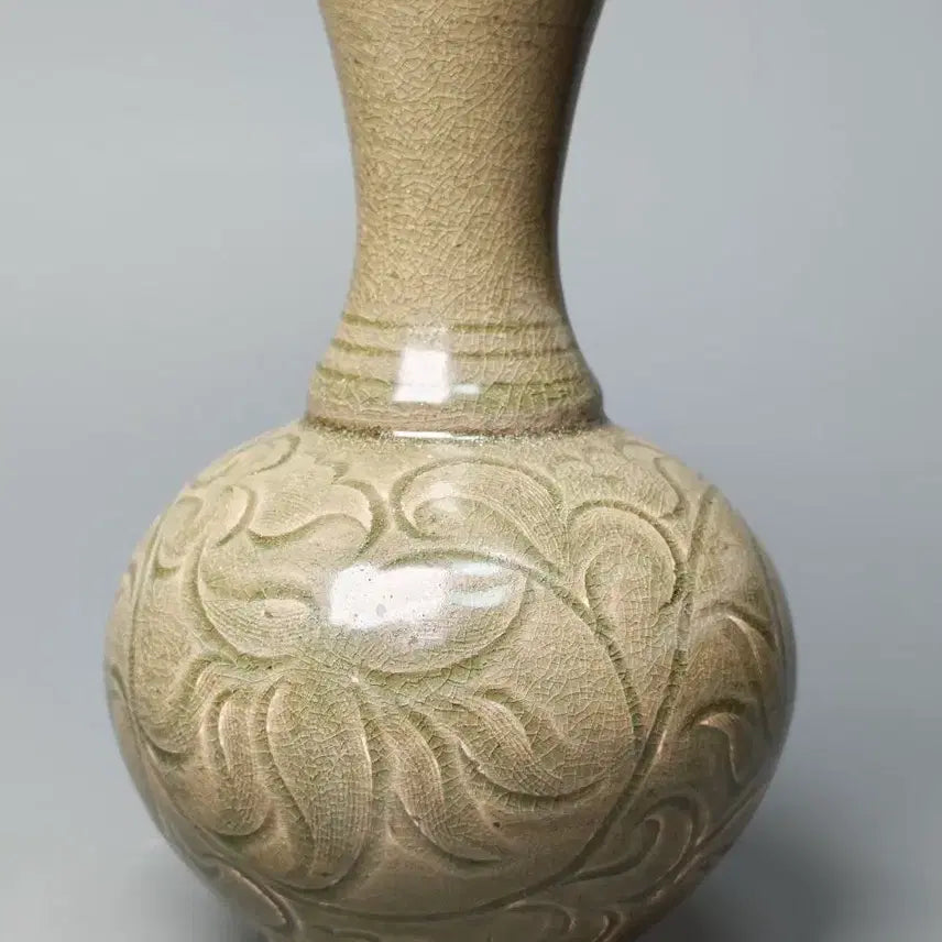 [BUNJANG] Yoju Kiln Celadon Vase with Engraved Vine Motifs, Tang Dynasty to Five Dynasties Period / [진품] 당대~오대 출토품 요주요과 음각 당초문 청자 병 중국도자기