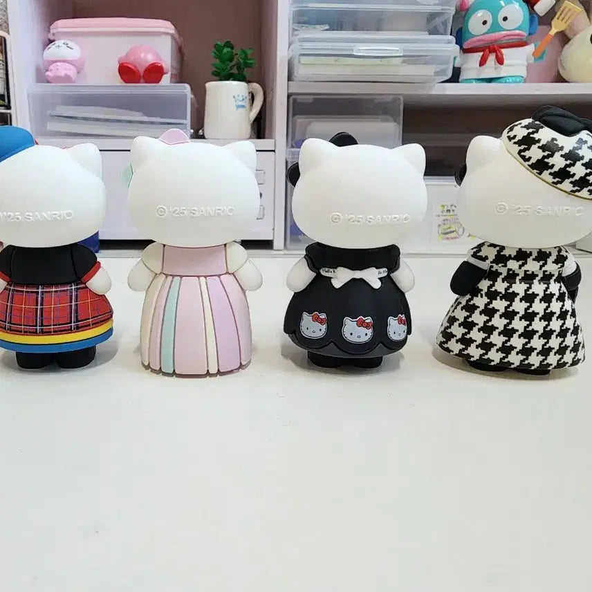 [BUNJANG] Hello Kitty 50th Anniversary Closet Figure Set (4 Types) / (새상품)헬로키티 50주년 클로젯 피규어 4종일괄