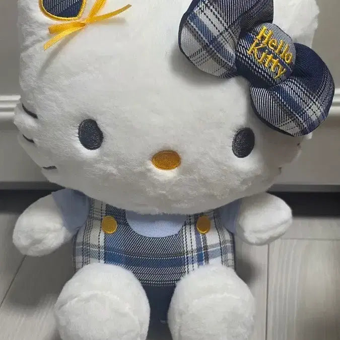 [SOLD OUT] 택포)헬로키티 체크 멜빵 인형