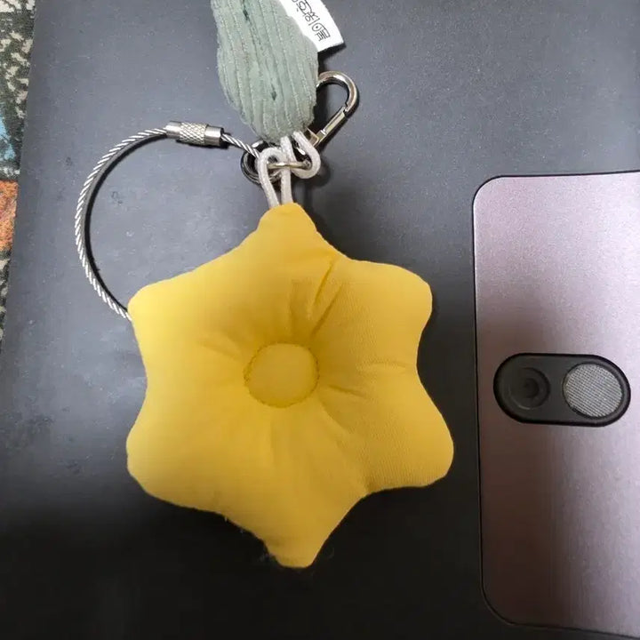 [BUNJANG] Son Ho Young Spring Wathoyoung Yellow Star Keychain / 손호영 봄이왓호영 키링