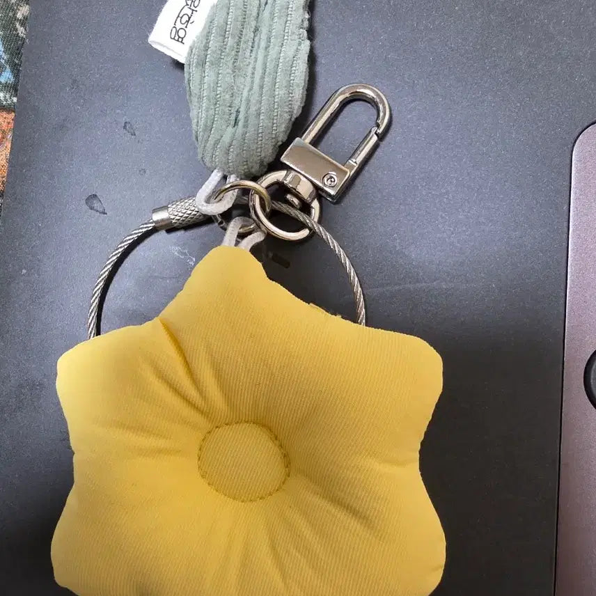 [BUNJANG] Son Ho Young Spring Wathoyoung Yellow Star Keychain / 손호영 봄이왓호영 키링