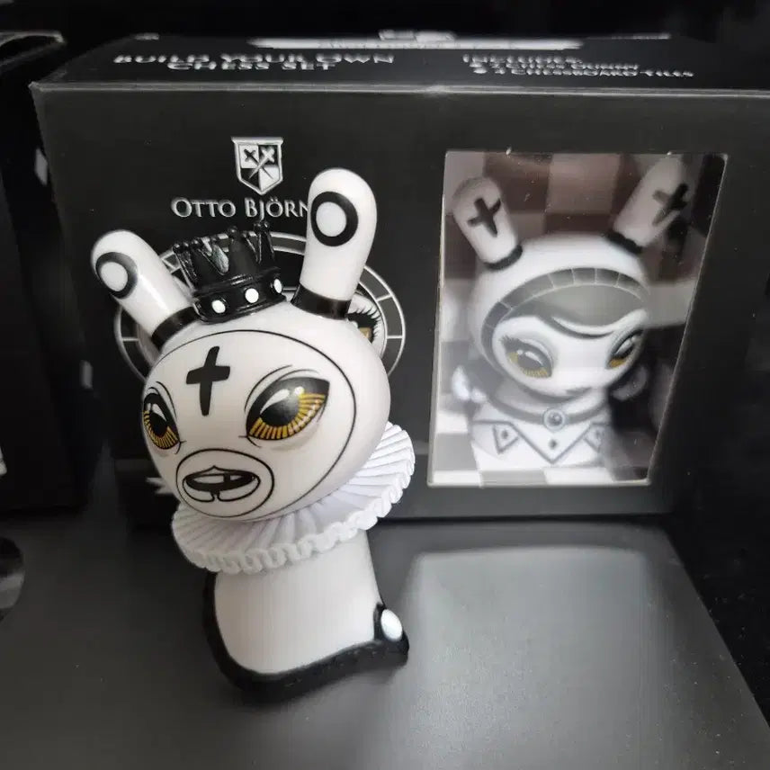 [BUNJANG] Kidrobot Dunny Chess Series King &amp; Knight Limited Edition / 키드로봇 더니 체스 시리즈 + 한정판 인증서