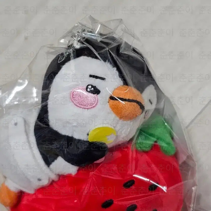 [BUNJANG] Lee Junho Strawberry Pengi Plush Charm Keychain (Sealed) / (미개봉) 이준호 일본 공굿 펭펭이 딸기펭 인형 백참 키링