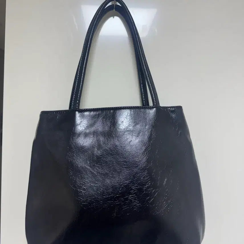 [BUNJANG] Modern Black Enamel Tote Bag / 모던한 블랙 에나멜 토트백