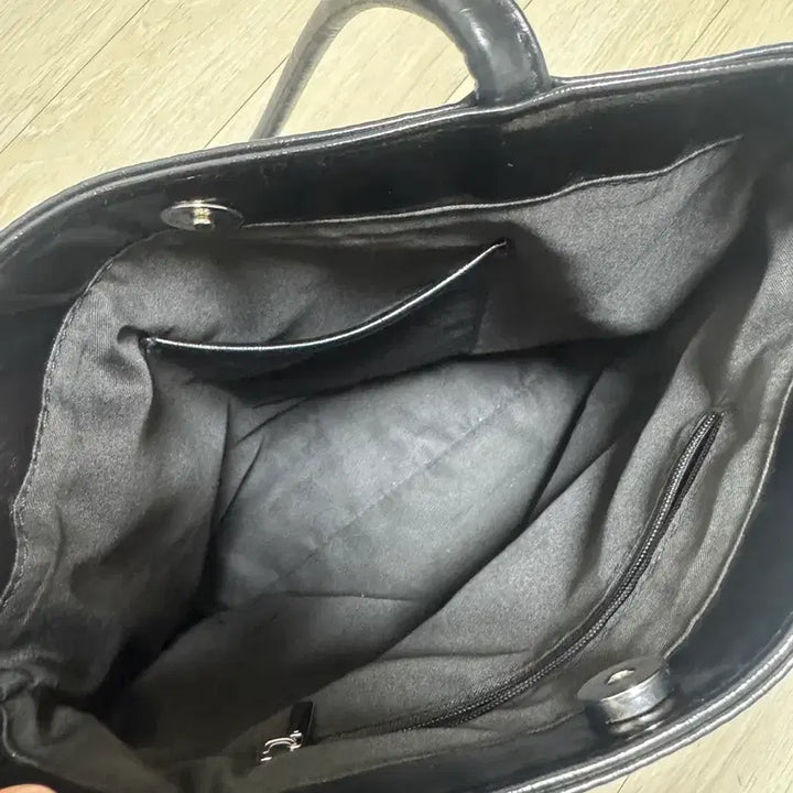 [BUNJANG] Modern Black Enamel Tote Bag / 모던한 블랙 에나멜 토트백