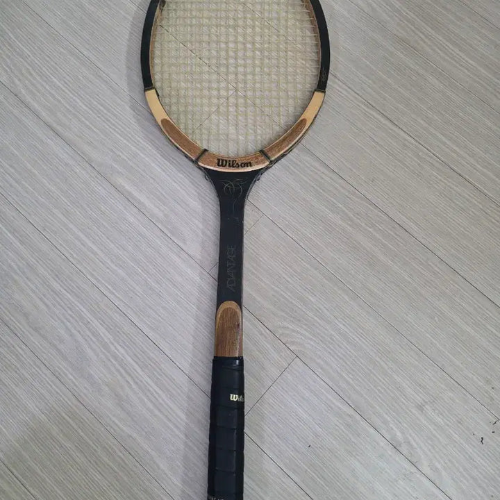 [BUNJANG] Vintage Wooden Tennis Racket - Collectible &amp; Interior Prop / 빈티지 우드 테니스라켓 수집 인테리어 소품