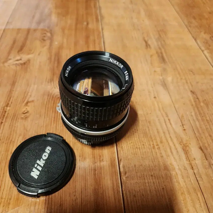 [BUNJANG] Nikon NIKKOR MF 85mm f/2 Manual Focus Lens with Lens Caps and Box / 니콘 NIKKOR mf85mm f/2 렌즈