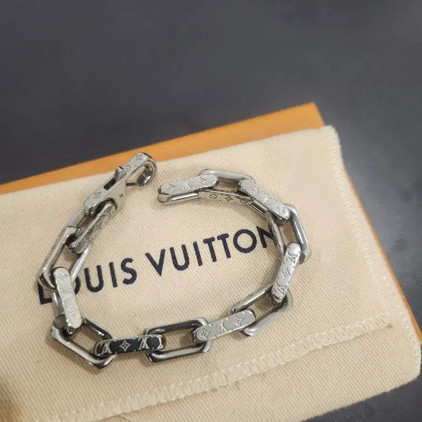 [BUNJANG] Louis Vuitton Bracelet Size M M00308 / 루이비통팔찌 M사이즈 M00308 새상품급