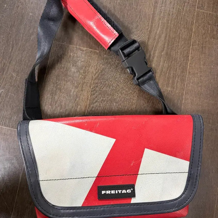 [SOLD OUT] 프라이탁 제이미 레드앤 화이트