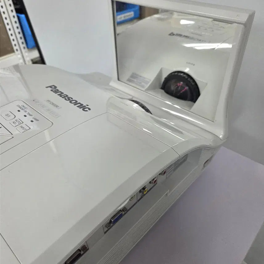 [BUNJANG] Panasonic Ultra Short Throw Projector PT-CW330EA / 파나소닉 초단초점 프로젝터 PT-CW330EA 저렴하게 놓아요