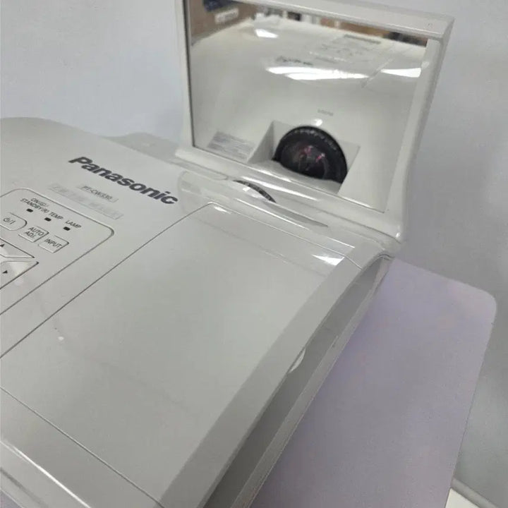 [BUNJANG] Panasonic Ultra Short Throw Projector PT-CW330EA / 파나소닉 초단초점 프로젝터 PT-CW330EA 저렴하게 놓아요