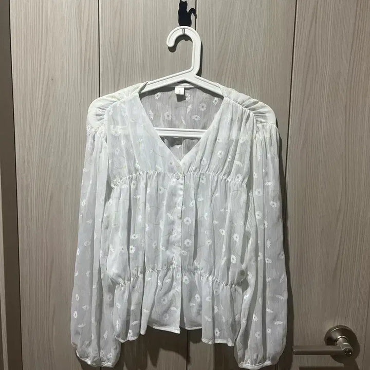 [BUNJANG] White Floral Puff Sleeve Blouse / 화이트 플로럴 퍼프 소매 블라우스