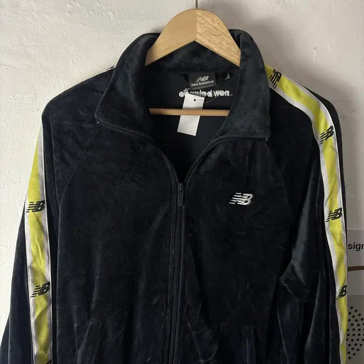 [BUNJANG] New Balance Velvet Track Jacket / 뉴발란스 벨벳 져지