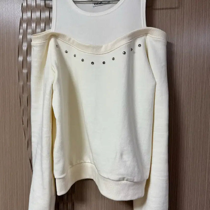 [BUNJANG] Ivory Off-Shoulder T-Shirt / 아이보리 징 오프숄더 티셔츠 Free