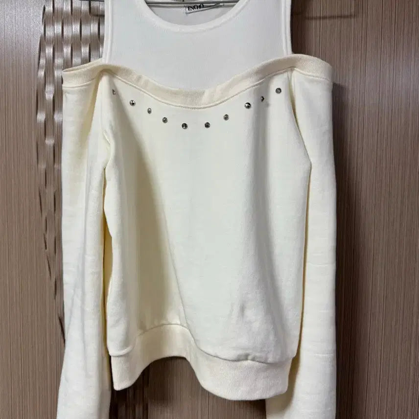 [BUNJANG] Ivory Off-Shoulder T-Shirt / 아이보리 징 오프숄더 티셔츠 Free