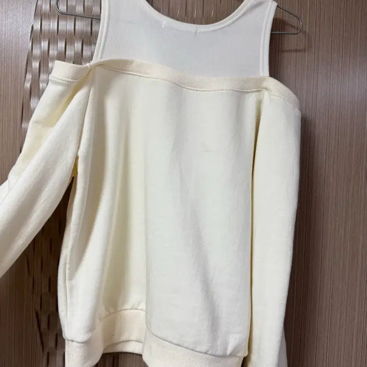 [BUNJANG] Ivory Off-Shoulder T-Shirt / 아이보리 징 오프숄더 티셔츠 Free