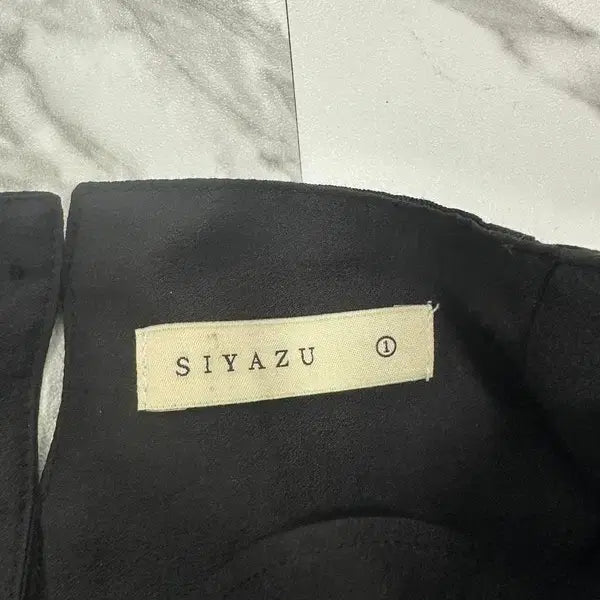 [BUNJANG] Siyazu Sleeveless Blouse Black / SIYAZU 시야쥬 블랙 민소매 블라우스