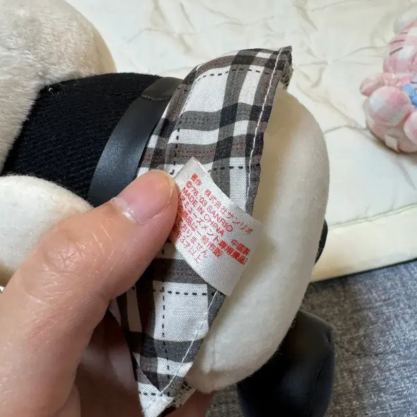 [BUNJANG] Hello Kitty Checkered Skirt Doll with Tag / 헬로키티 체크 인형 판매중 택O