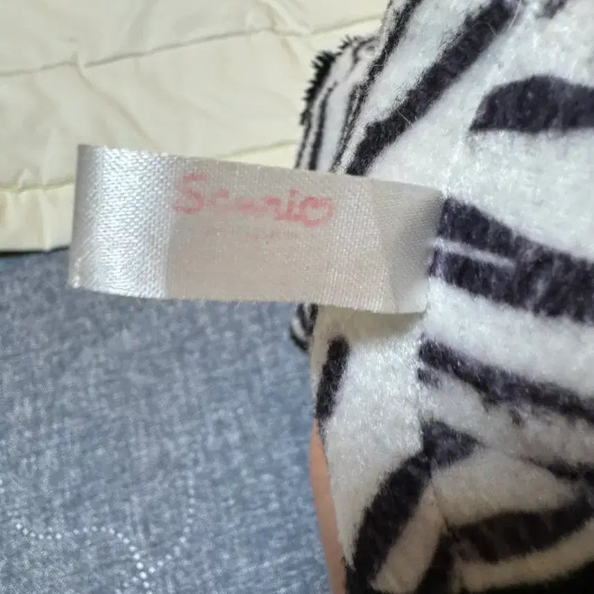[BUNJANG] Hello Kitty Zebra Plush / 헬로키티 지브라 인형 판매중